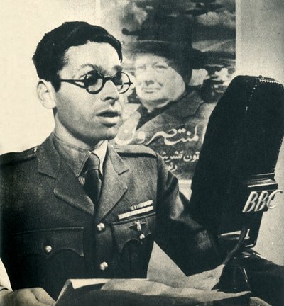 Er liest die Nachrichten auf Marokkanisch-Arabisch. Ein Mitglied der Freien Französischen Armee, 1942. von Unbekannt