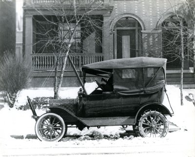 Hermann von Schrenk in einem Ford von 1916 vor seinem Haus in der McPherson 4139, St. Louis, Mo von Unbekannt