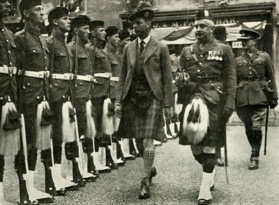 Seine Majestät inspiziert die Ehrenwache der Black Watch in Perth im August 1935 von Unbekannt