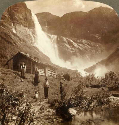 Bescheidenes Berghaus am Fuße der Klippen, wo die Skiaeggedals-Fälle 525 Fuß hinabstürzen, Norwegen von Unbekannt
