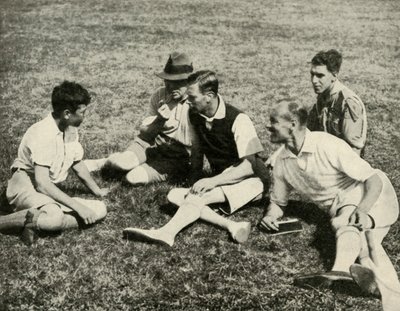 Im Lager in Southwold, Suffolk: Ein freundliches Gespräch, 1937 von Unbekannt