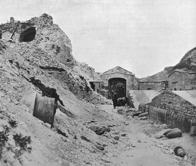 Im Inneren der zerstörten Festung von Sedd el Bahr, 1915 von Unbekannt
