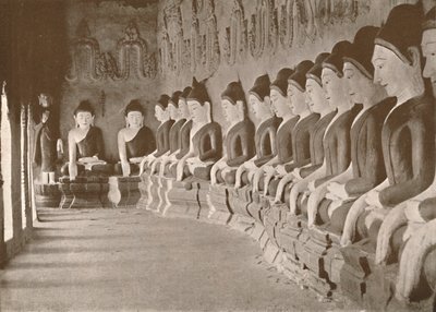 Innenraum des buddhistischen Tempels, Sagaing, 1900 von Unbekannt