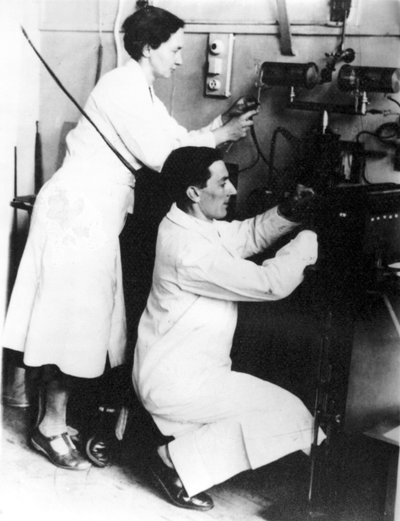 Irene Joliot-Curie und Frederic Joliot, französische Physiker, ca. 1935 von Unbekannt