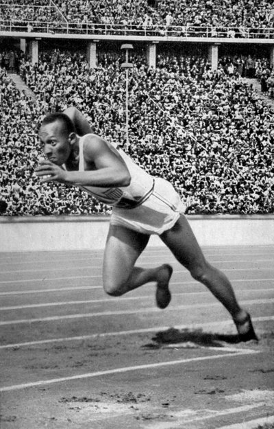Jesse Owens beim Start des 200-Meter-Laufs bei den Olympischen Spielen in Berlin von Unbekannt