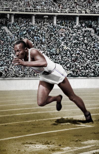 Jesse Owens beim Start über 200 Meter bei den Olympischen Spielen in Berlin, 1936 von Unbekannt