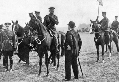 König George V. bei einer Truppeninspektion in Aldershot, Erster Weltkrieg, 1914-1918, ca. 1920 von Unbekannt