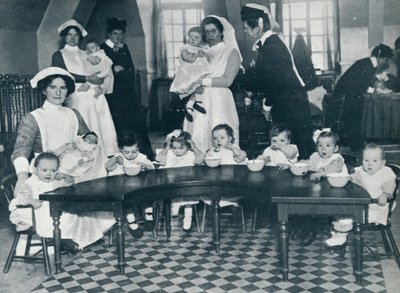 Kingsway Hall Kinderkrippe für Kinder mit Vätern im Krieg und arbeitenden Müttern, 1914 von Unbekannt