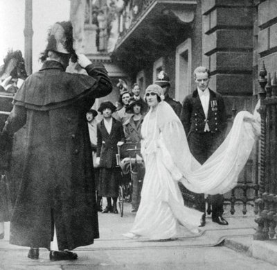 Lady Elizabeth Bowes-Lyon auf dem Weg zur Hochzeit in der Westminster Abbey, 26. April 1923, 1937 von Unbekannt