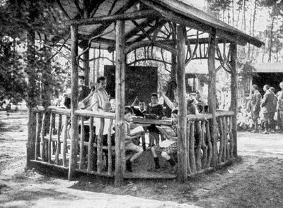 Lernen im Wald von Charlottenburg, Berlin, Deutschland, 1922 von Unbekannt