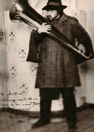 Leonid Andrejew, russischer Autor, spielt ein Musikinstrument von Unbekannt