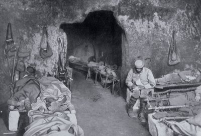 Wohnquartiere in einer französischen Höhle, Erster Weltkrieg, 1915 von Unbekannt