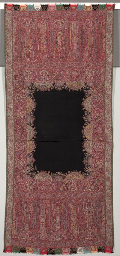 Langer Schal mit schwarzem Zentrum und exotischer vierseitiger Galerie im Chinoiserie-Stil, 1840er Jahre von Unbekannt