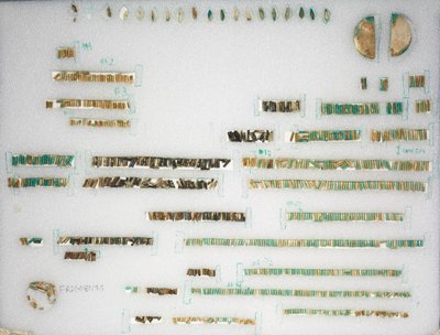 Lose Perlen und zwei Endstücke, 1980-1801 v. Chr. von Unbekannt
