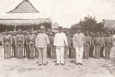 Madeira-Mamore-Eisenbahn: An der Grenze zwischen Bolivien und Brasilien: Bolivianische Offiziere und Soldaten, 1914 von Unbekannt
