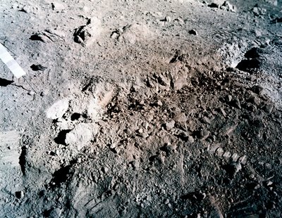 Bemannte Raumfahrt, USA, Apollo 17, Oranger Boden auf dem Mond von Unbekannt