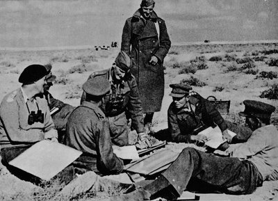 Karten und Pläne sind auf dem Sand ausgebreitet, 1942-1944 von Unbekannt