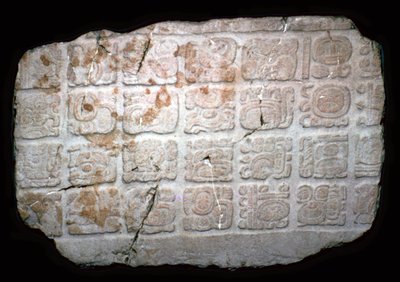 Maya-Hieroglyphen auf einem Teil eines Türsturzes, 7. Jahrhundert von Unbekannt