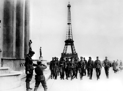 Mitglieder der SS besuchen den Eiffelturm, Paris, Juli 1940 von Unbekannt