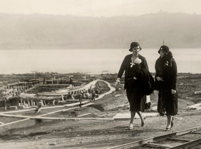 Millicent Veronica Willison, Ehefrau von William Randolph Hearst, besucht die Arbeiten zur Bergung antiker römischer Schiffe aus dem See von Nemi, ca. 1930 von Unbekannt
