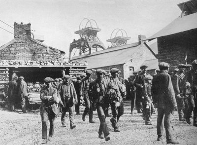 Bergleute verlassen den Schacht nach Ablauf ihrer Streikankündigungen, 1915 von Unbekannt