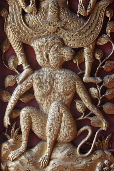 Affenrelief an einer Tür im Wat Dab Phai, Chiang Mai, Thailand von Unbekannt