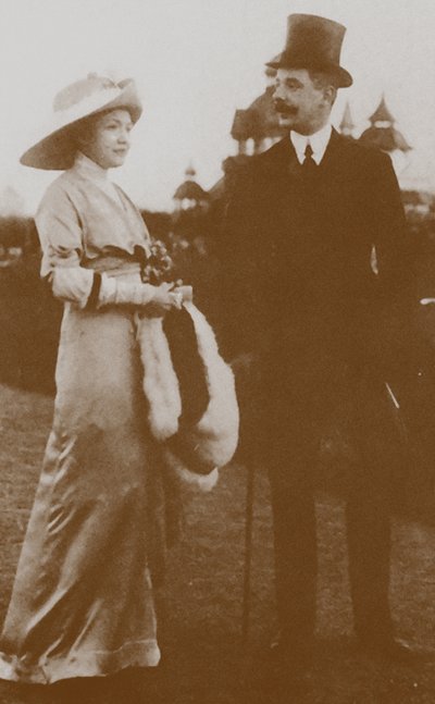 Moura Budberg mit ihrem ersten Ehemann von Benckendorf beim Pferderennen in Berlin, 1913 von Unbekannt