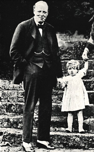 Mr. Churchill mit seiner Tochter, 1924, 1945 von Unbekannt