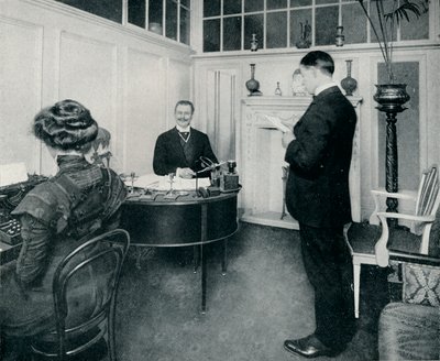 Mr. Sandow bei seiner täglichen Korrespondenz, ca. 1898 von Unbekannt