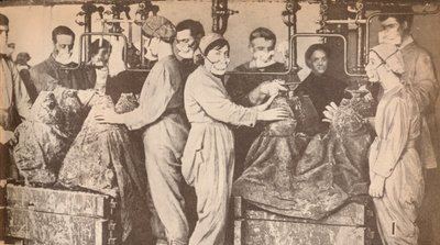 Munitionsarbeiter mit Atemschutzmasken beim Befüllen von Granaten mit Trinitrotoluol (T.N.T.), um 1916 von Unbekannt