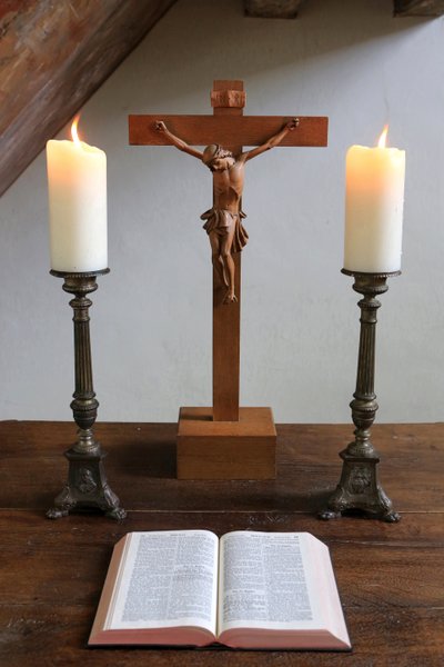 Obersteinbach, Bas-Rhin, Frankreich, 29.05.2014 - Kerzen, Kruzifix und Bibel. Lutherischer Tempel von Unbekannt