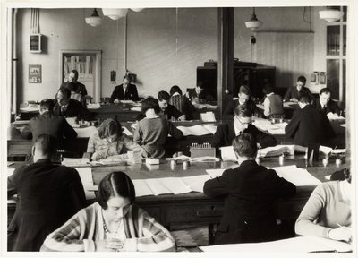 Büroangestellte, um 1930 von Unbekannt