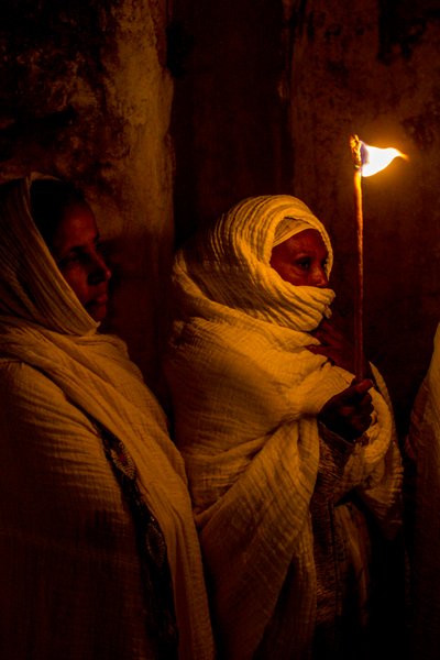 Orthodoxe Osternachtwache im koptischen Teil des Heiligen Grabes, Jerusalem, Israel, 2018 (Foto) von Unbekannt