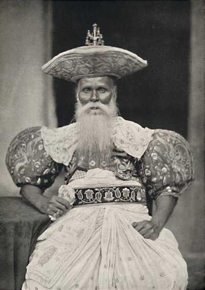 Ortsvorstand in Kandy in der altsinghalesischen Tracht, 1926 von Unbekannt