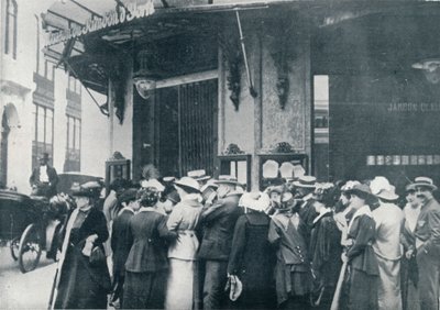 Vor einem der Pariser Lebensmittelgeschäfte, als eine Belagerung der Stadt befürchtet wurde, um 1914 von Unbekannt