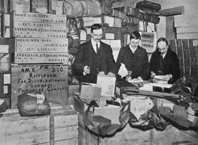 Verpacken von Geschenken für britische Gefangene in Deutschland, 1915 von Unbekannt
