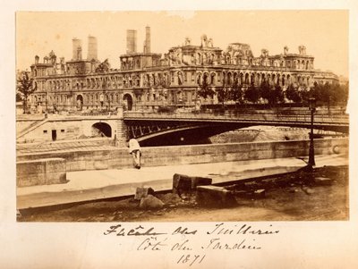 Pariser Kommune (1871): Blick auf die Brücke von Arcole und das Rathaus nach dem Brand im Mai 1871. Anonyme Fotografie. Druck auf Karton von Unbekannt