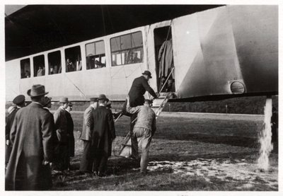 Passagiere besteigen Zeppelin LZ 11 Viktoria Luise, ca. 1912-1914, 1933 von Unbekannt