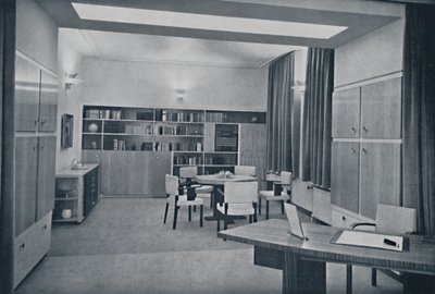 Paul Bromberg. Kombiniertes Wohn- und Esszimmer in einem Haus in Rotterdam, in Elfenbein, Rot-Orange von Unbekannt
