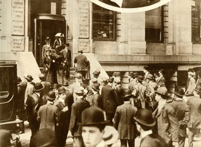 Menschen warten auf Nachrichten von der Titanic... New York City, USA, April 1912, 1935 von Unbekannt