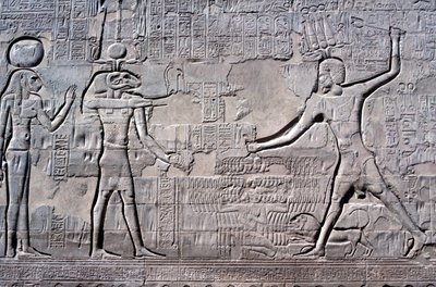 Pharao schlägt seine Feinde, Tempel von Khnum, ptolemäische und römische Perioden von Unbekannt