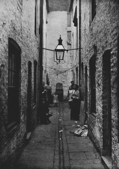 Fotografie eines sonnenlosen Hofes in Liverpool, kürzlich vom Gesundheitsausschuss der Stadt geschlossen von Unbekannt