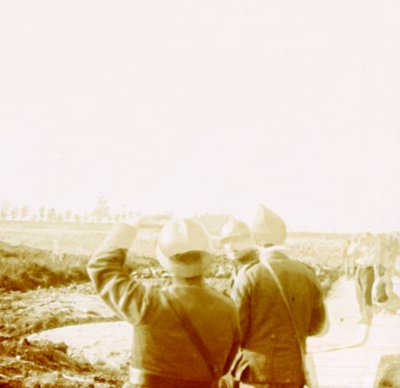Flugzeug über Schützengräben, Ramskapelle, Belgien, ca. 1914-1918 von Unbekannt