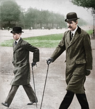 Prinz Edward spaziert mit Mr. HP Hansell, seinem Tutor, in Auteuil, Frankreich von Unbekannt