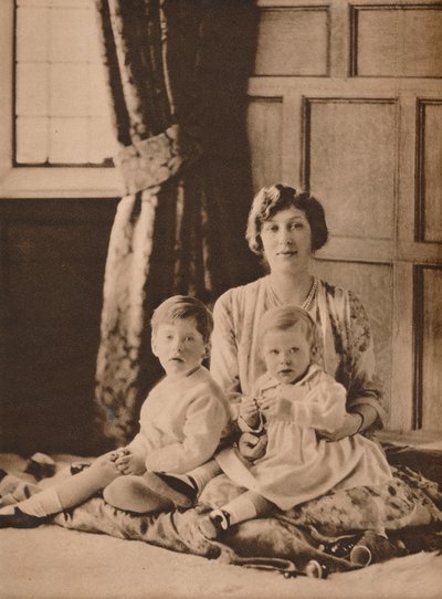 Prinzessin Mary, Viscountess Lascelles, mit ihren zwei Söhnen, Gerald und George, 1926-1935 von Unbekannt
