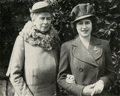 Königin Mary mit Prinzessin Elizabeth, April 1944 von Unbekannt