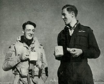 RAF-Personal genießt eine Tasse Tee, Malta, Zweiter Weltkrieg, 1942 von Unbekannt