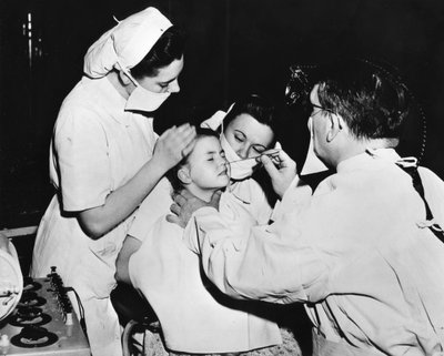 Radiumbehandlung zur Heilung einer Naseninfektion, Frankreich von Unbekannt