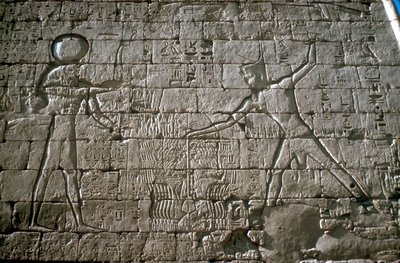 Ramses III. schlägt seine Feinde vor Amun-Ra, Totentempel, Medinat Habu, Ägypten, um 12. Jh. v. Chr. von Unbekannt
