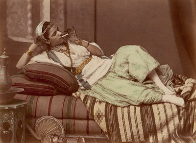 [Rauchende liegende Frau], 1870-90 von Unbekannt